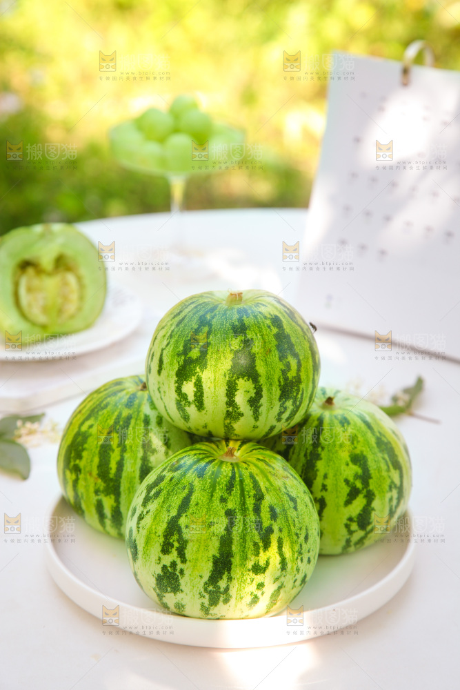 一盘花蕾甜瓜