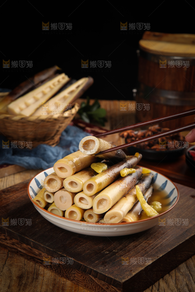 一盘泡椒手剥笋