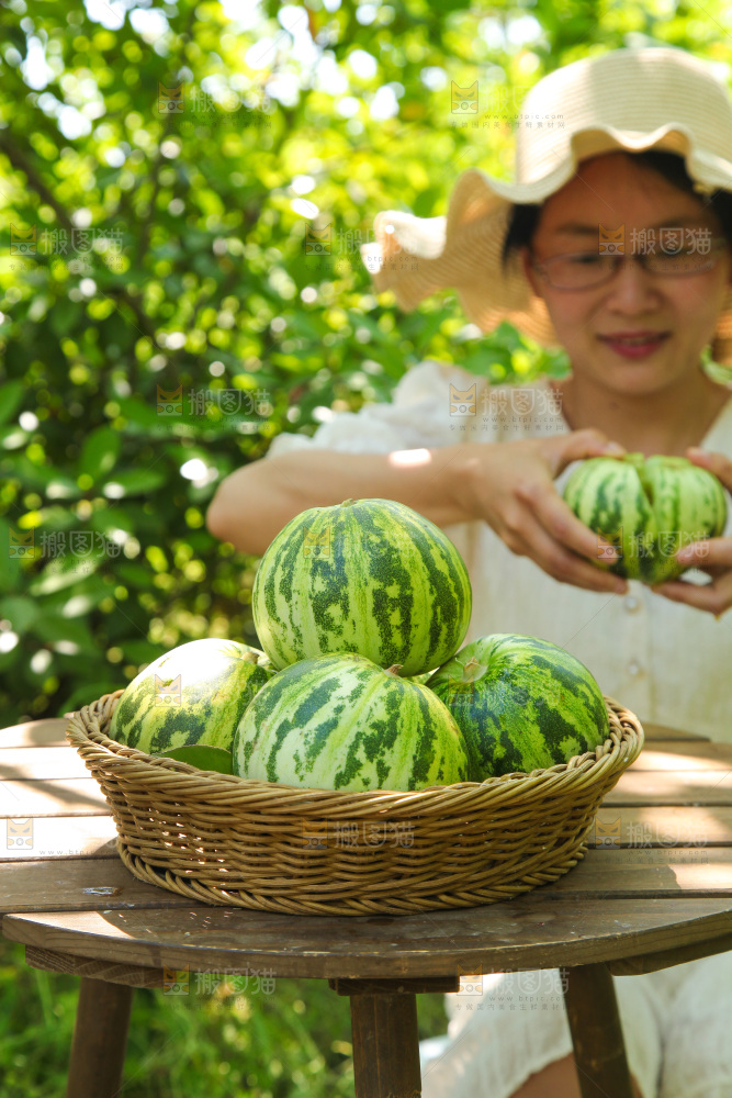 桌子上放着一篮花蕾甜瓜