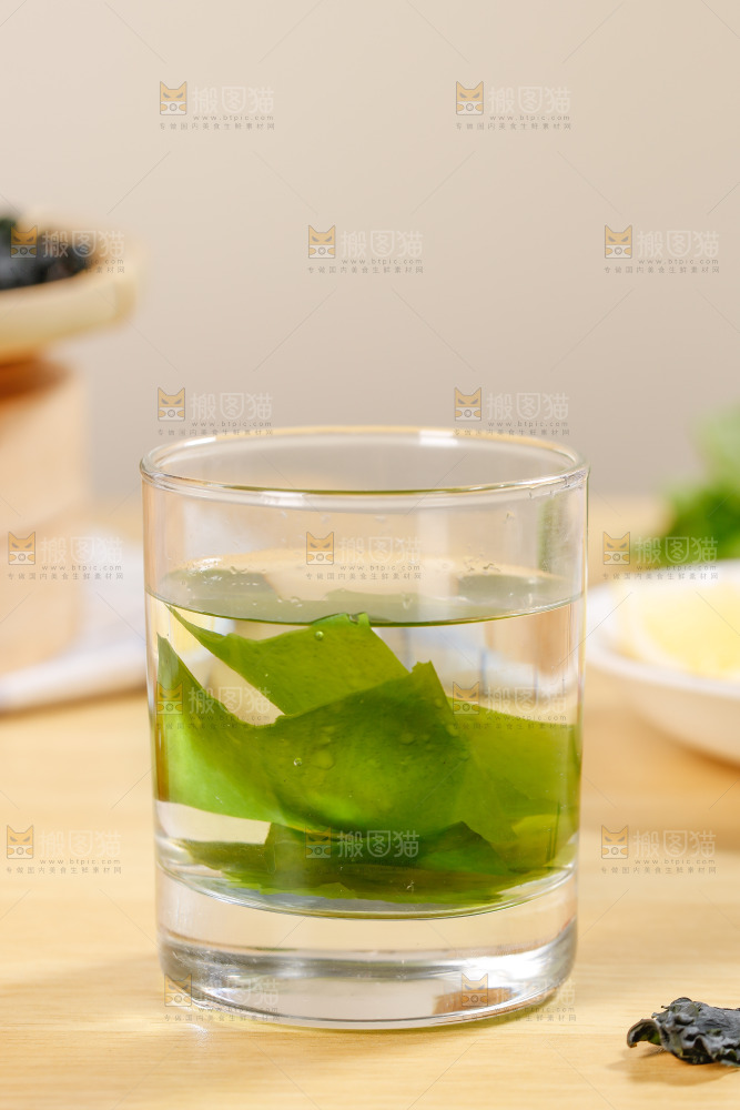 杯子里泡着裙带菜
