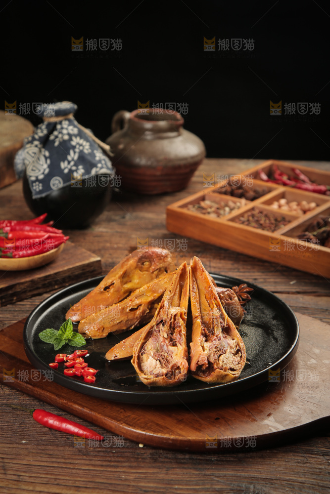 一盘卤味鸭头