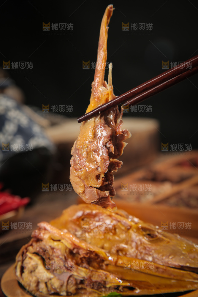 筷子上夹着鸭头