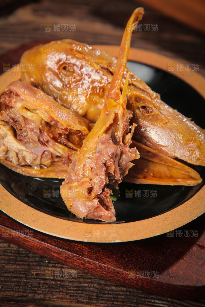 盘子里的香辣鸭头