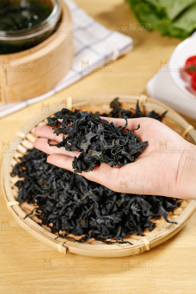 手里捧着裙带菜