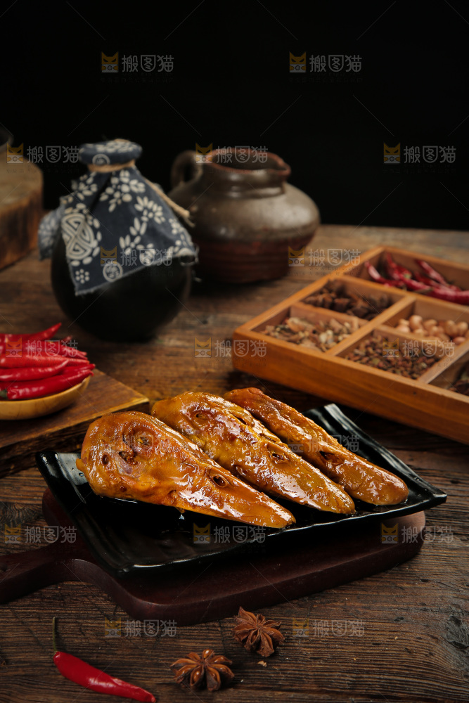 一盘卤鸭头
