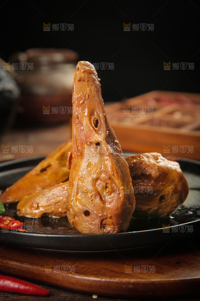 一盘卤味鸭头