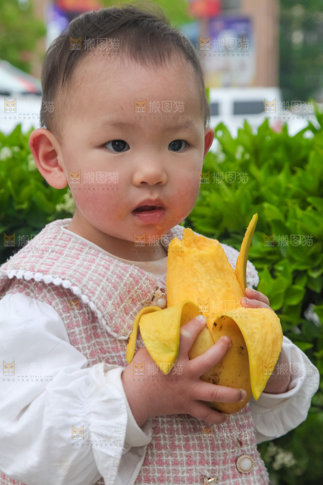 儿童抱着水仙芒