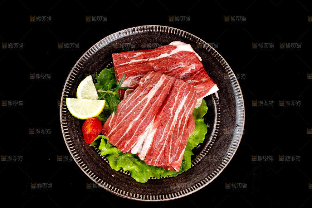 黑底上放着一盘牛腱子肉