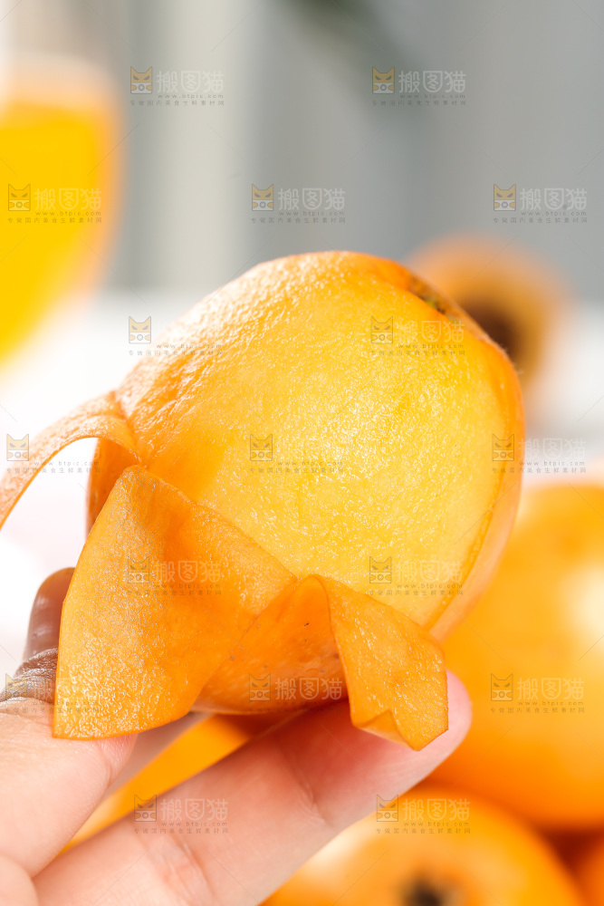 手里拿着大枇杷