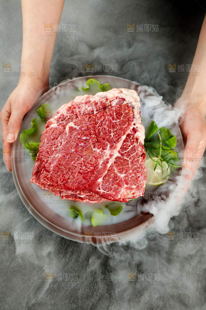 手里端着生牛腩