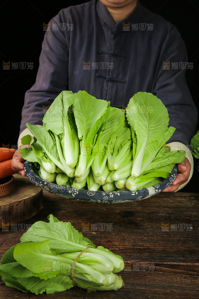 手里端着一篮奶油小菜
