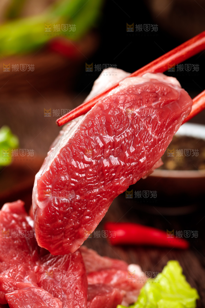 筷子上夹着牛肉