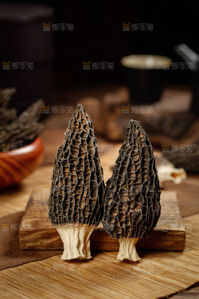 木底上放着羊肚菇