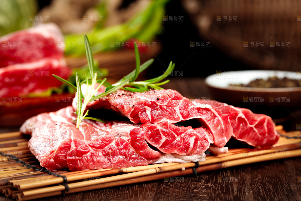 竹底上放着原切牛腱子肉