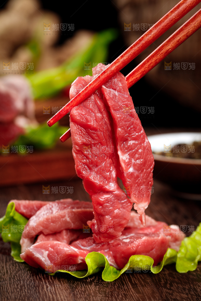筷子上夹着牛肉