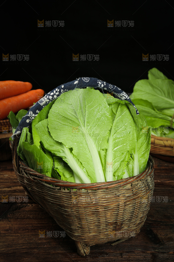 木底上放着一篮奶油小白菜