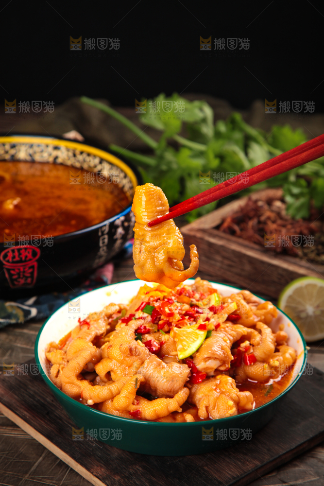 筷子上夹着无骨鸡爪