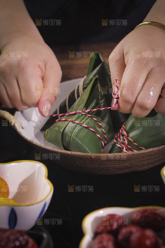 手工包粽子