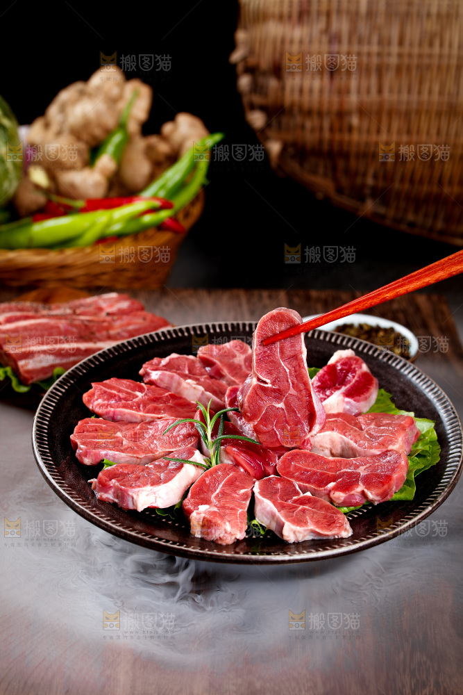筷子上夹着牛腱肉