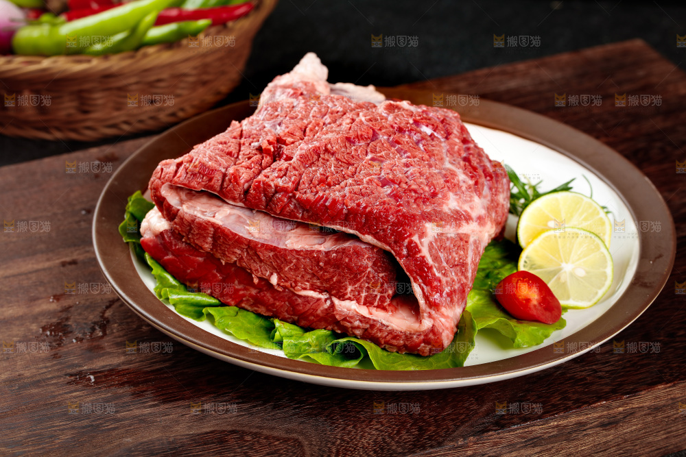 木底上放着一盘牛腩肉