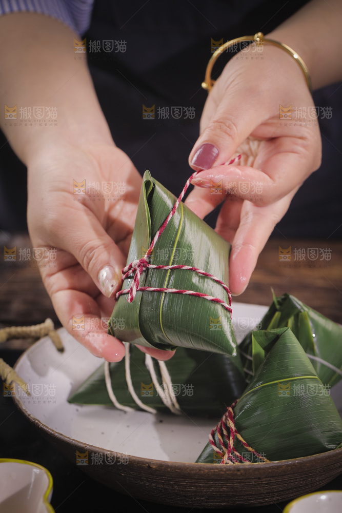 手工包粽子