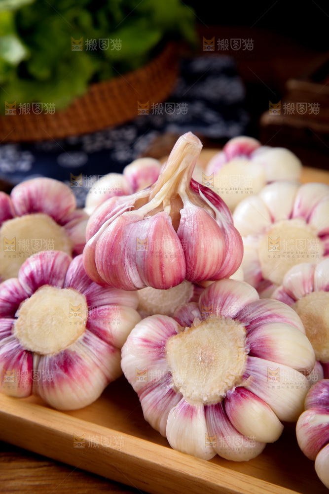 一堆紫皮大蒜