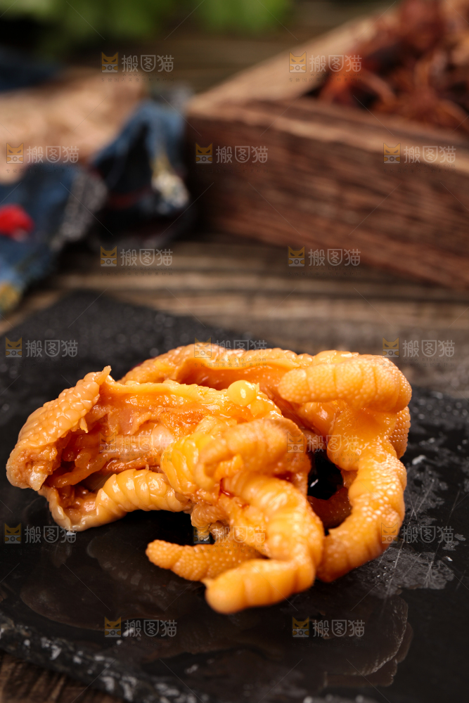 黑底上放着去骨鸡爪
