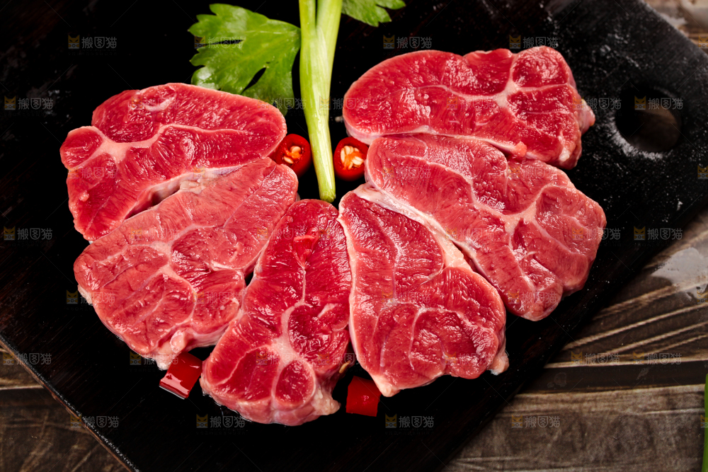 木底上的黄牛牛腱子肉