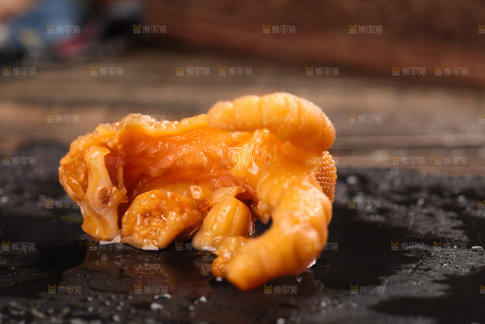 黑底上放着去骨鸡爪