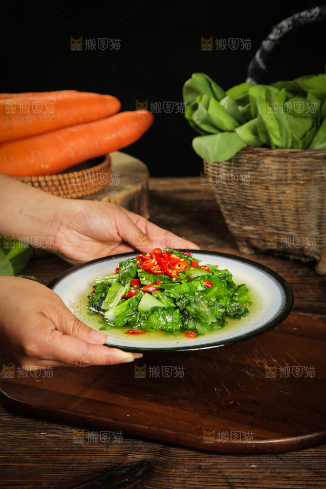 手里端着一盘清炒小白菜