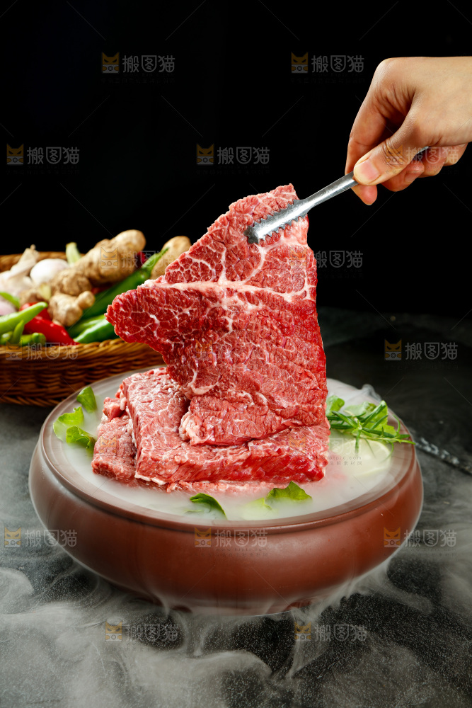 筷子上夹着牛肉