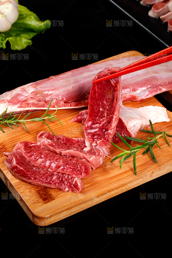 筷子上夹着牛肉