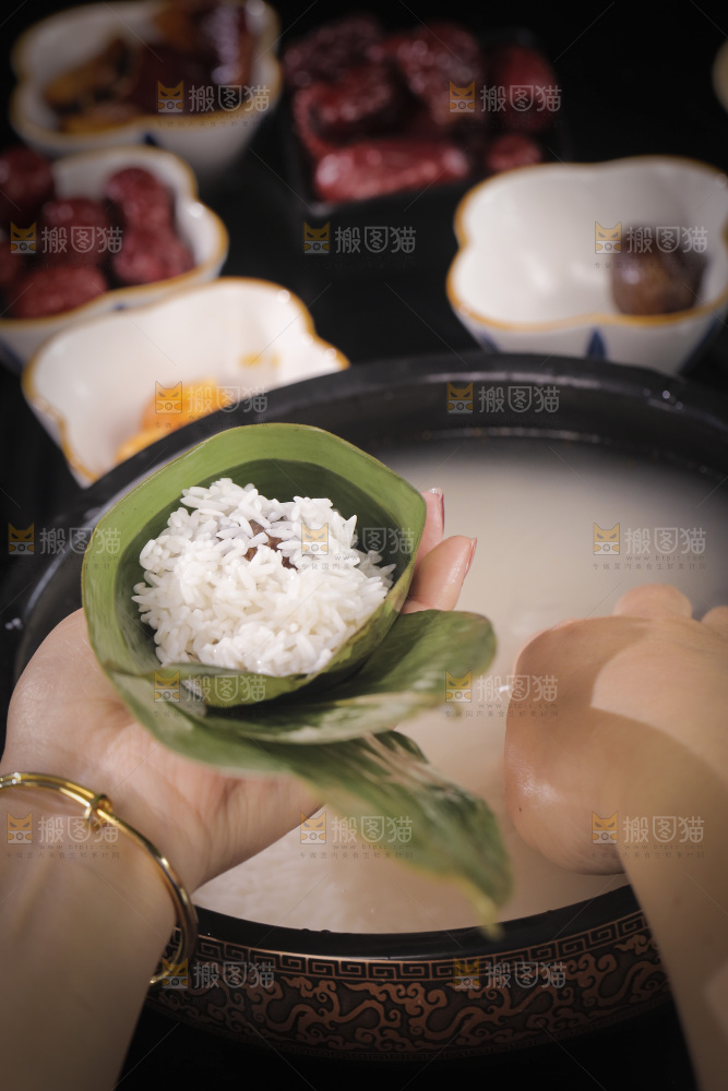手工包粽子