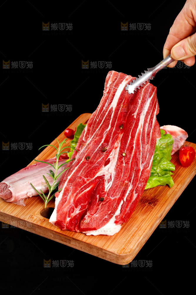 夹子上夹着牛腱肉