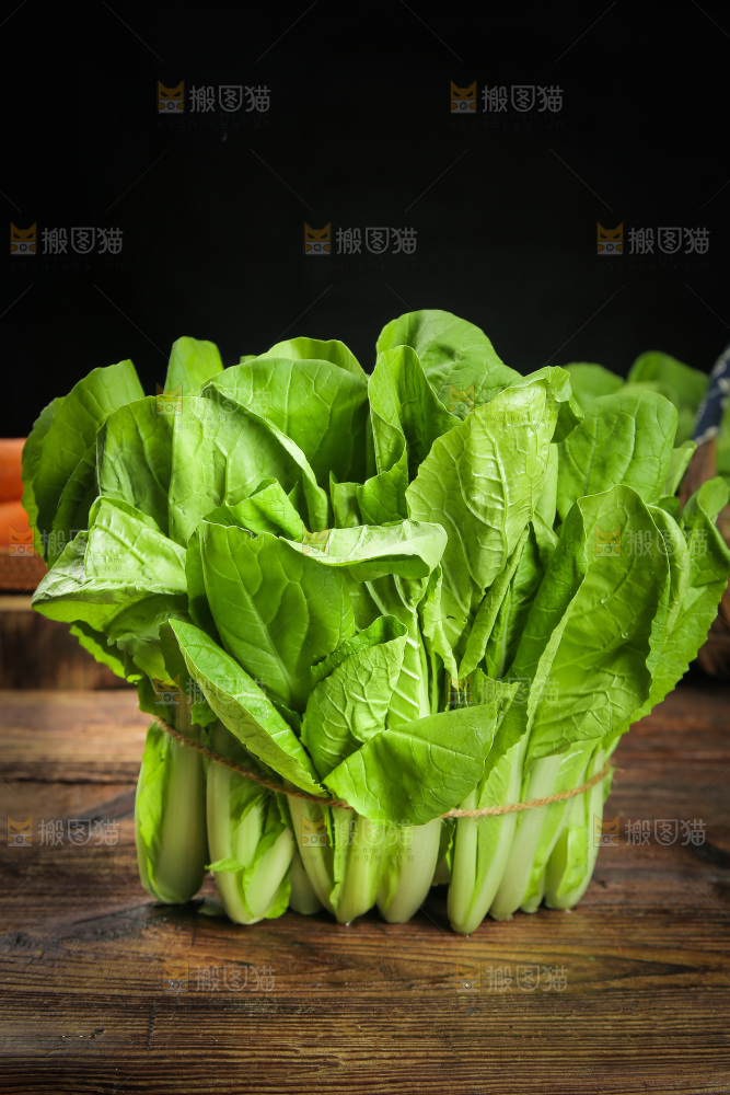 木底上放着一捆新鲜小白菜