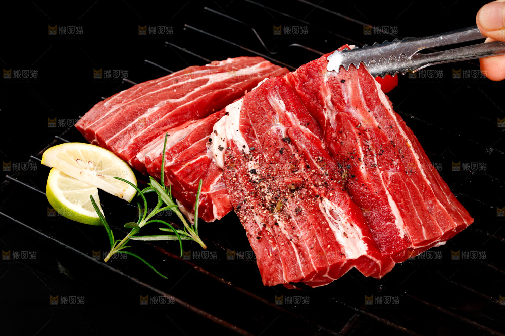 夹子上夹着牛腱肉