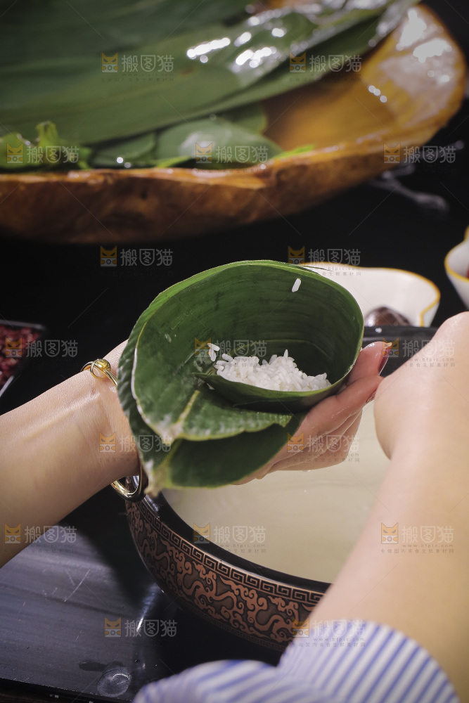 手工包粽子