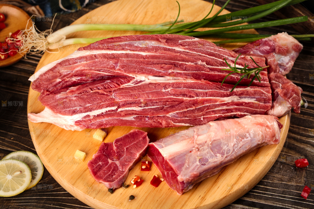 木板上放着新鲜牛腱子肉