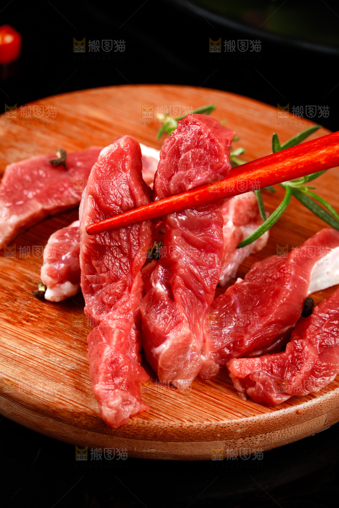 筷子上夹着牛肉