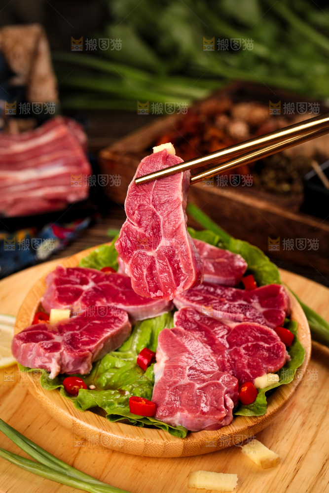 筷子上夹着牛腱肉