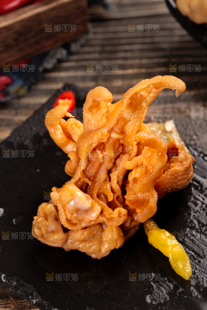 黑石板上摆放着泡椒无骨凤爪