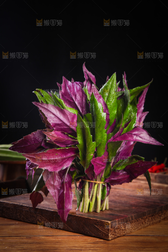 木底上放着红凤菜