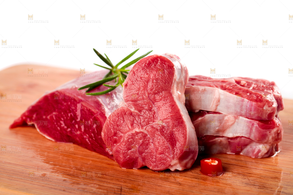 木底上放着切块的牛腱子肉