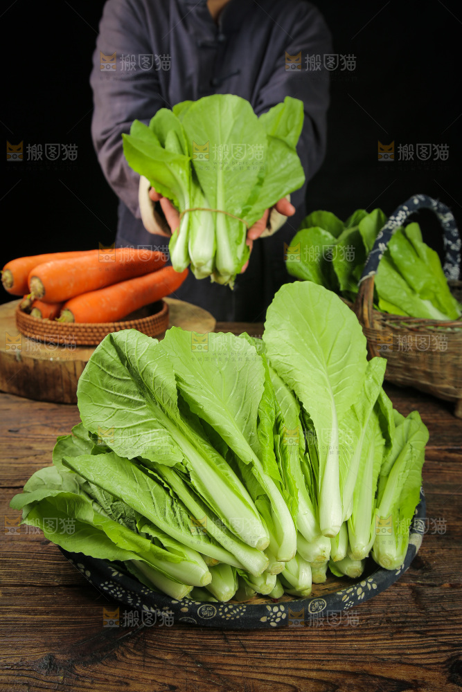 木底上放着一篮小白菜