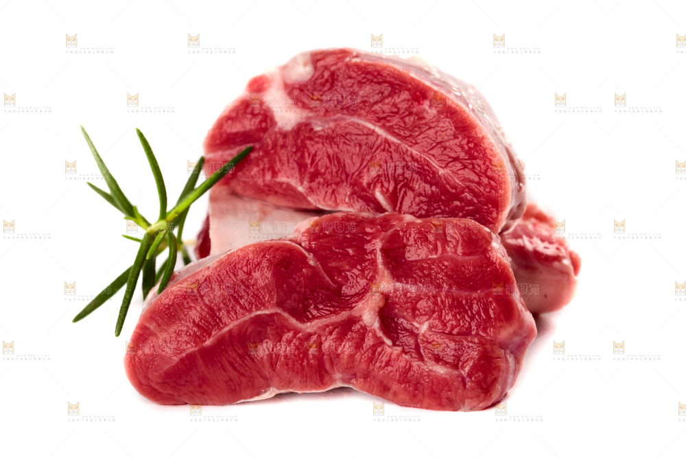 白底上放着新鲜牛腱子肉