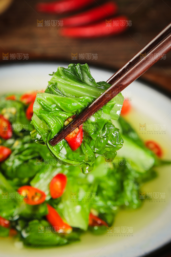 筷子上夹着辣炒小白菜
