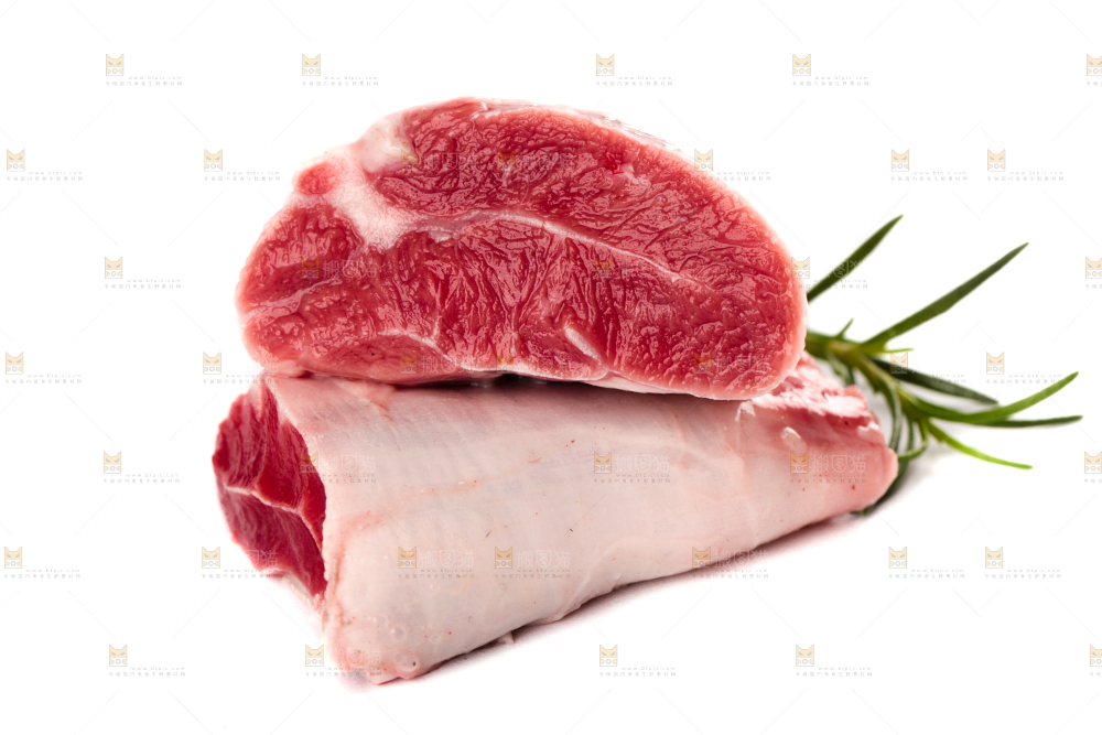 白底上放着新鲜牛腱子肉