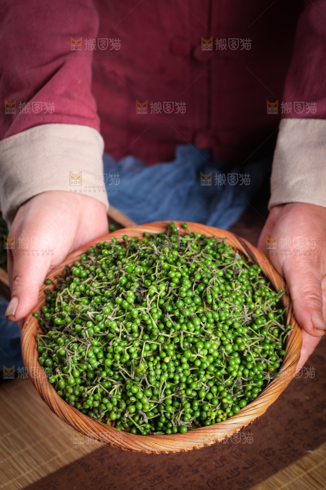手里端着一篮山胡椒