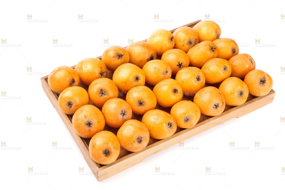 白底上放着一盘枇杷