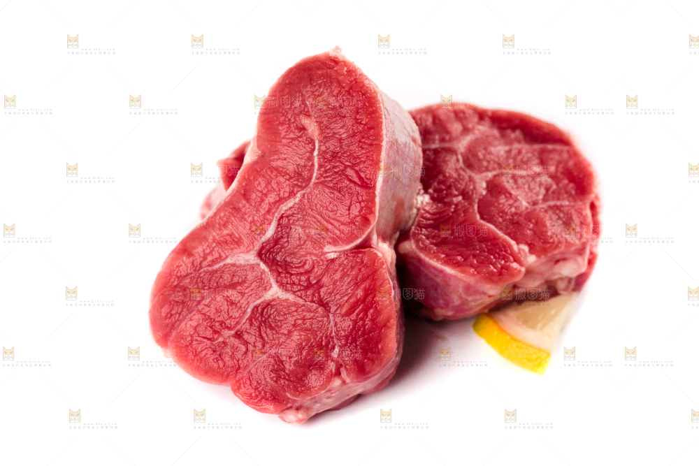白底上放着切块的牛腱子肉